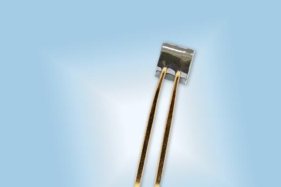 Temperature sensor with metallized backside